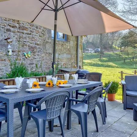 5 Bedroom Awesome In Villedieu-les-poeles Holiday home *
