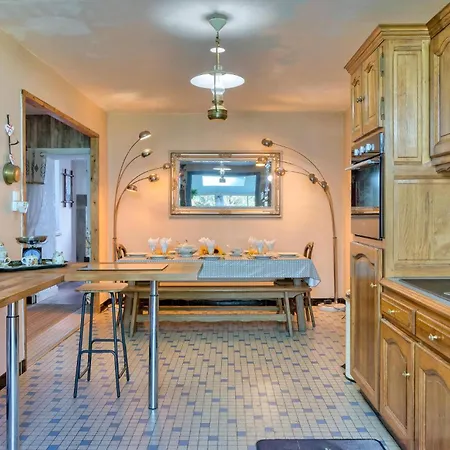 5 Bedroom Awesome In Villedieu-les-poeles Prázdninový dům