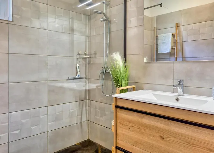 5 Bedroom Awesome In Villedieu-les-poeles Ferienhaus Villedieu-les-Poëles